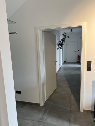 Hochwertiges, neuwertiges und modernes Gebäude mit Bürotrakt verkehrsgünstig A2/B66 – Flur EG