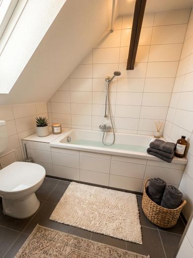Frisch sanierte 2-Zimmer-Dachgeschosswohnung mit Klimaanlage | Garten optional – Badezimmer möbliert2