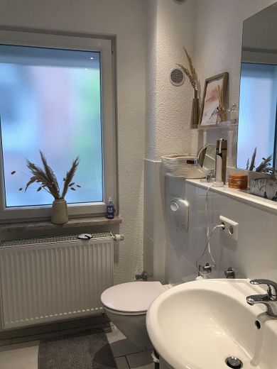 Charmantes Hinterhaus in zentraler Lage mit Stellplatz – ideal für Paar oder Zweier-WG – Badansicht