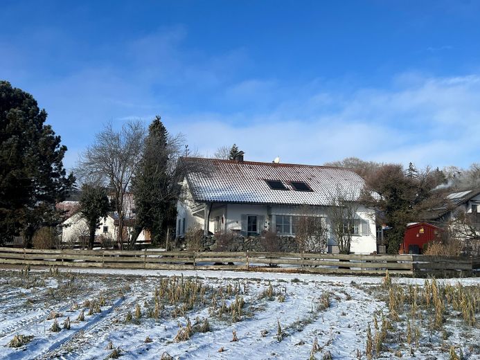 Fußweg auf Süd- und Westseite