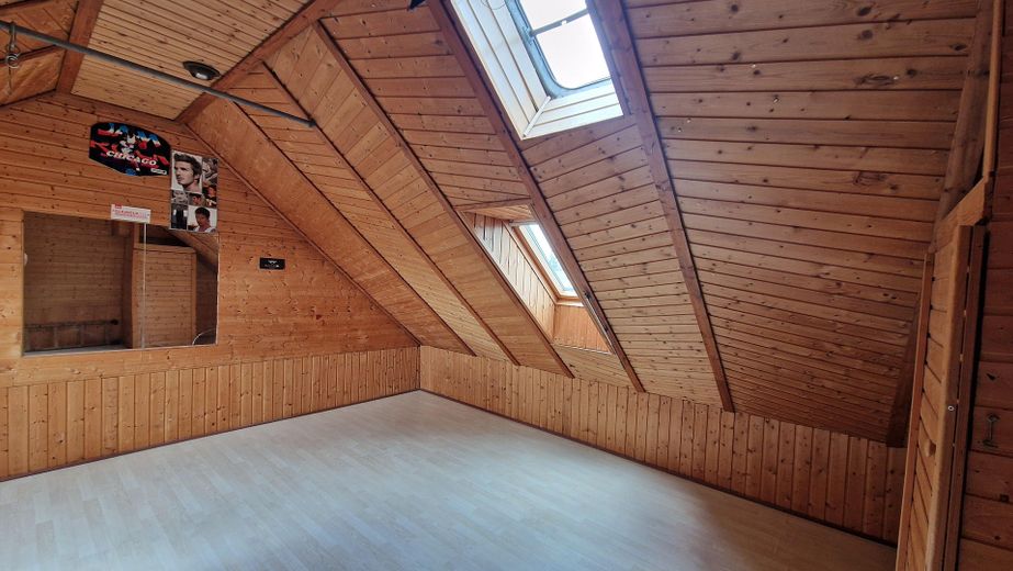 Casa a schiera di testa con camino e moderno impianto di riscaldamento ibrido a gas a Berlino-Rudow – Dachgeschoss