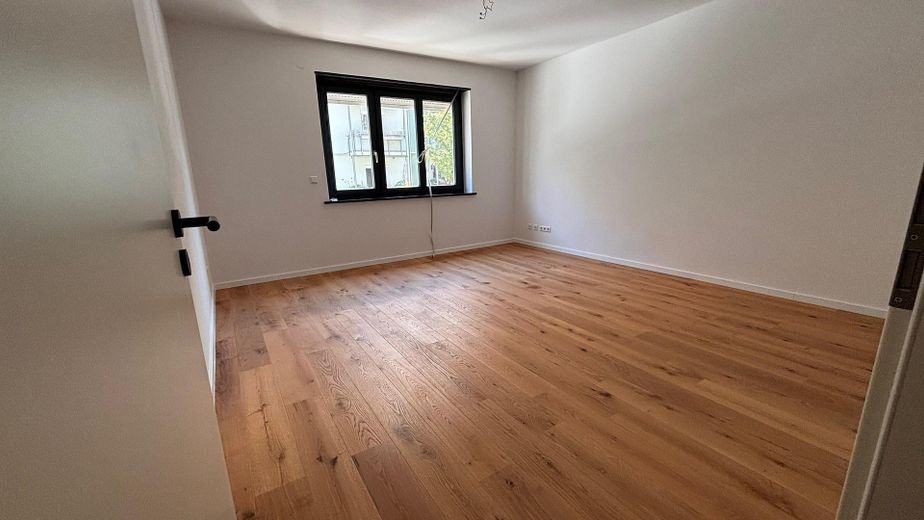 Stilvoll modernisierte Stadt-Oase mit Terrassenzugang, Gartenmitbenutzung und Klimaanlage – Wohnzimmer
