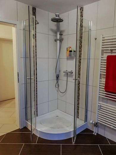 Magnifique appartement de 4 pièces en dernier étage avec vue panoramique, climatisation et carport – Regendusche
