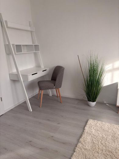 Moderne 3,5-Zimmer-Maisonette möbliert mit Heimkino, Wallbox & Klimaanlage – DG: Schlafzimmer