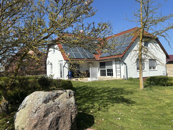 Einfamilienhaus auf großem Grundstück – Außenansicht