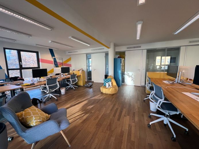 Helle, moderne Büroflächen in Berlin-Weißensee - vom Einzeltisch bis zur eigenen Etage – Büroraum 56 m²