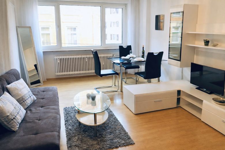 Provisionsfrei: Möbliertes Apartment mit Loggia im Heusteigviertel – Wohn- und Essbereich