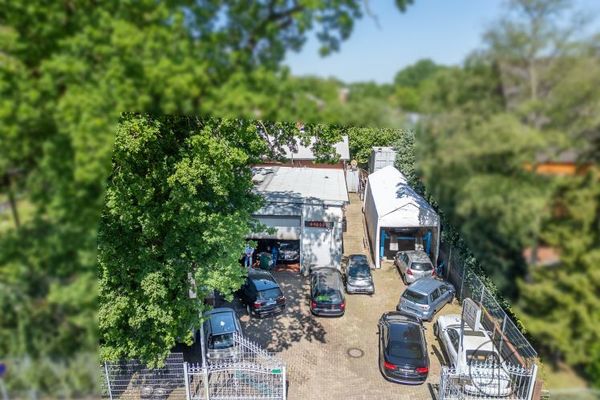 *** Halle d’atelier avec atelier automobile et logement du gérant : vivre et travailler sous un même toit