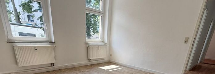 Laminat - Bad mit Wanne+Fenster - frei ab 1.5.26