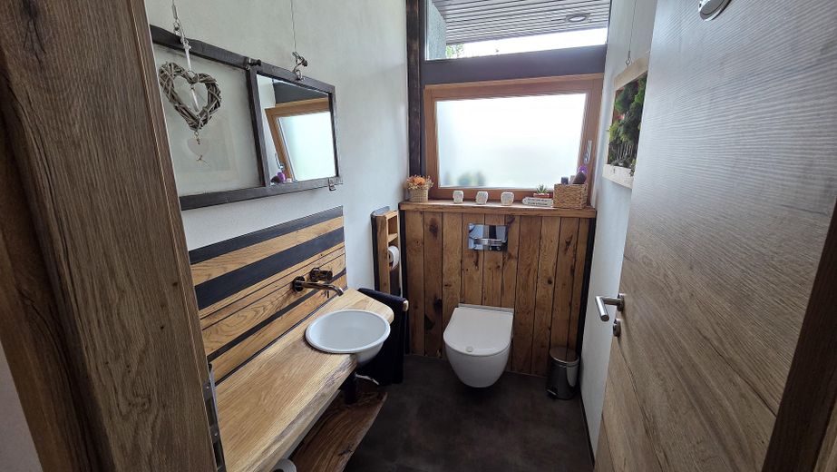 Ampio bungalow con giardino, finiture di pregio e area aggiuntiva opzionale – Gäste-WC