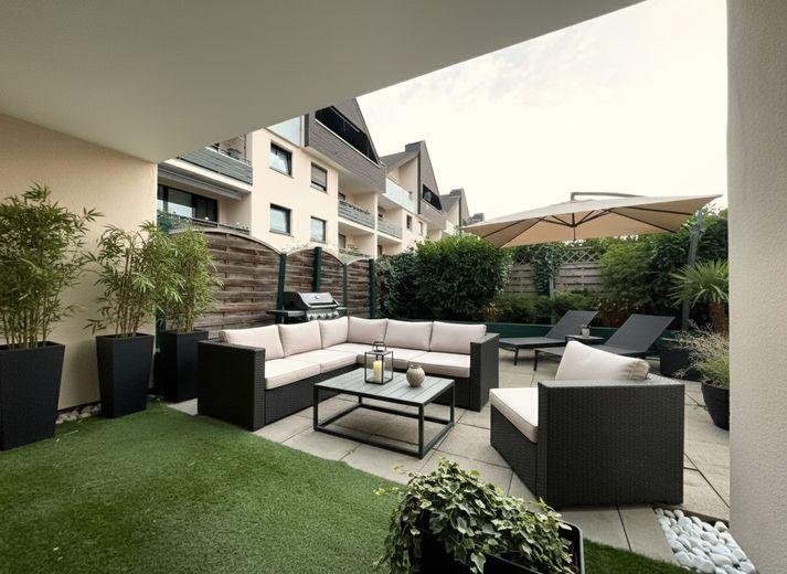 Terrasse (KI möbliert)