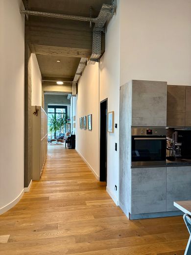 Viel Platz für den Alltag in dieser modernisierten 4-Zimmer-Loftwohnung in Lichtenberg – Flur