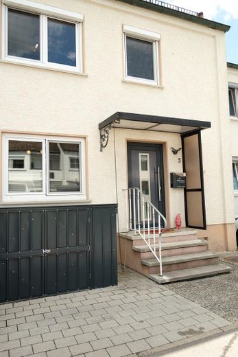 Gemütliches & bezugsfertiges Reihenmittelhaus in ruhiger, zentraler Lage von Senden Ay – Hausfront
