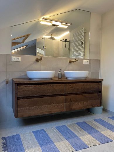 Waschtisch mit Spiegel