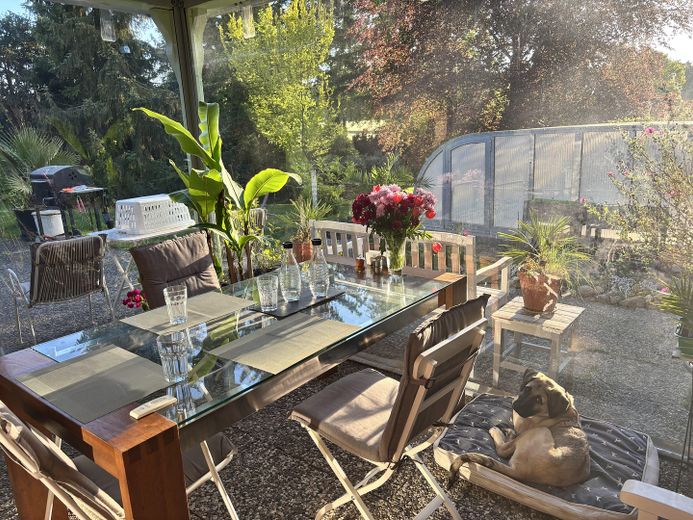 Familienparadies mit Swimmingpool, Tennis- und jede Menge Platz! – Wintergarten