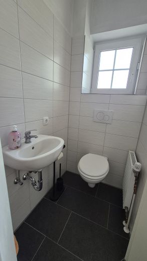 Casa a schiera di testa ben tenuta con giardino recintato e posto auto coperto – Gäste WC