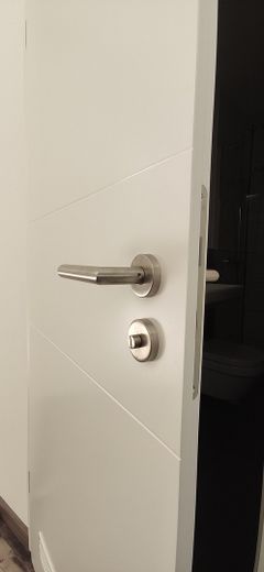 Top modernisierte 2-Zimmer-Wohnung mit Balkon und Tiefgaragen-Stellplatz an der Grenze zu HH – Tür Detailansicht