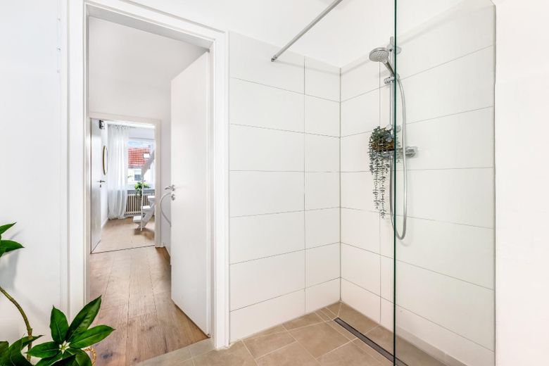 Frisch renoviertes Familienglück mit 5 Zimmern und Garten in Bremen-Vegesack – Duschbad