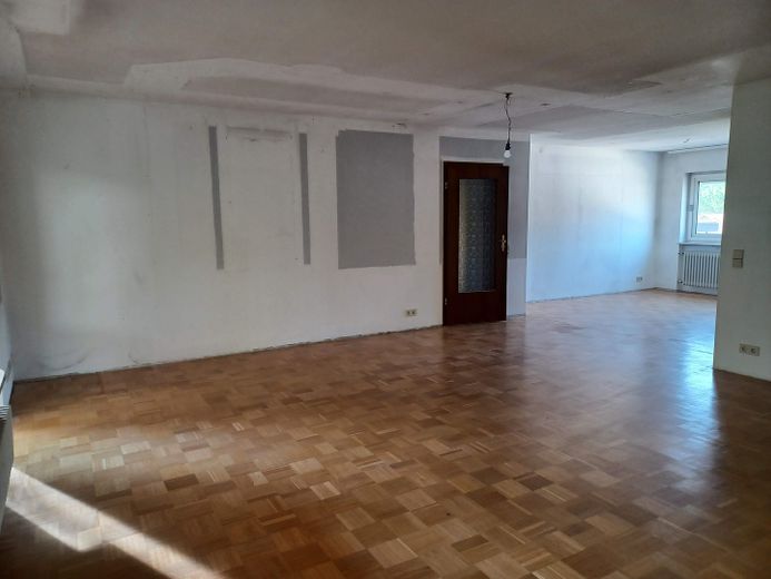 Przestronne, świeżo wyremontowane mieszkanie 3,5-pokojowe o powierzchni 115 m², z dużym balkonem, garażem i miejscem parkingowym – Wohnen vor Renovierung
