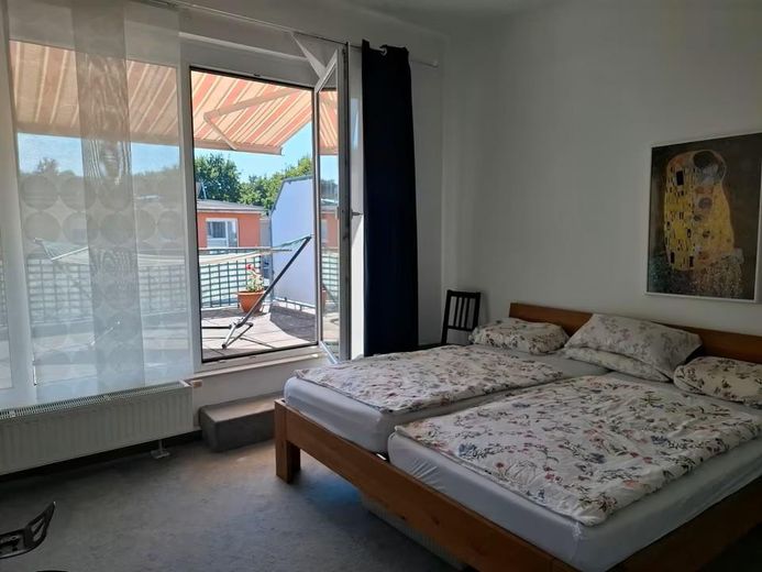 Von Privat: energiesparsames Reihenhaus mit Blick ins Grüne – Schlafzimmer und Dachterrasse
