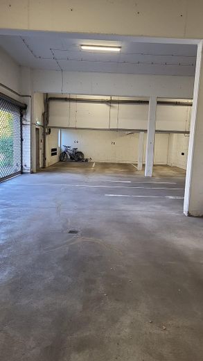 Provisionsfrei: Lichtdurchflutete DG-Wohnung mit 16 m² Dachterrasse, Aufzug & TG-Stellplatz – Eigener Tiefgaragenstellplatz