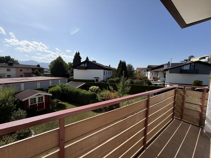 Mooie, ruime 3-kamerwoning 90m² met zuidwestbalkon en droomuitzicht in Rosenheim-Pang – Balkon