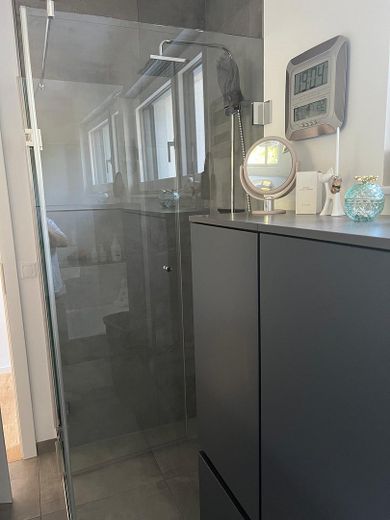 Exklusive 2,5 Zimmer Wohnung mit Aufzug, Niedrigenergiehaus mit PV Mieterstrom – Bad-Dusche