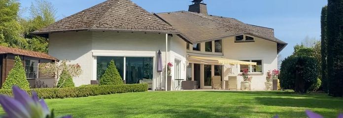 فيلا معمارية حصرية مع مسبح داخلي في غروس بورغفيدل قرب هانوفر – Hausansicht vom Garten aus