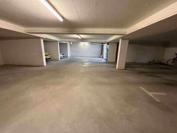 Appartamento di 3,5 locali. Piano terra, terrazza, posto auto + garage interrato. Privo di barriere, senza provvigione, da privato, senza agenzia – Tiefgarage