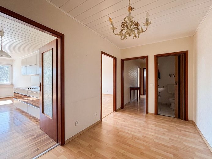 Premium-Angebot: Gonsenheim! 2-ZKB-Whg mit TG &amp; Balkon! Freigestellt! Gut vermietbar, WG geeignet – Flur