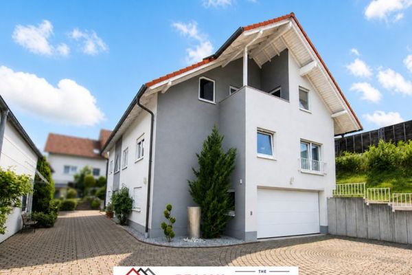 Spaziosa casa bifamiliare con piscina, doppio garage e capannone commerciale separato
