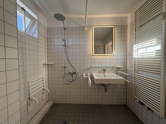 Barrierefreie Dachgeschosswohnung mit großer Sonnenterrasse (provisionsfrei!) – Bad 1