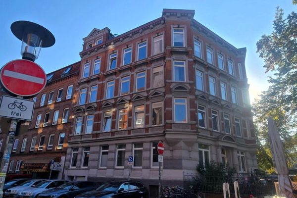 Schöner Wohnen in City-Lage – renovierte 4-Zimmer-Altbauwohnung, sofort bezugsfrei