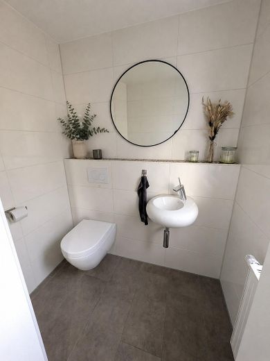 Sogno per la famiglia ai margini del bosco - casa a schiera completamente ristrutturata con terrazza soleggiata e possibilità di ampliamento – Gäste-WC