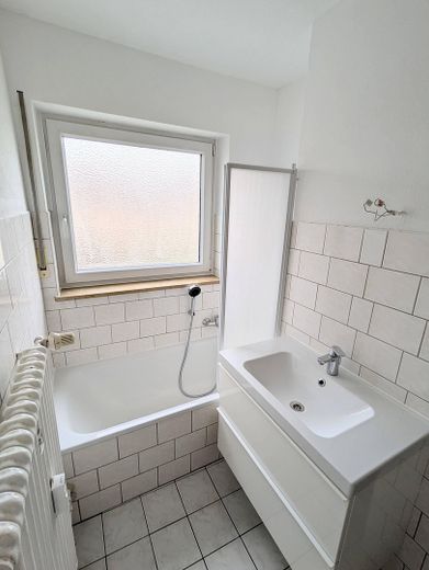 Einladung in dein/euer neues Zuhause (2 Zi, 6. Stock, Aufzug, Balkon, Stellplatz, EBK) – Bad2