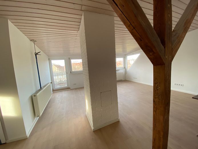 Wohnung über 2 Etagen mit Balkon, WG geeignet, 4-Zimmer, Maisonette, Nähe Bahnhof – offenes Wohnzimmer oben