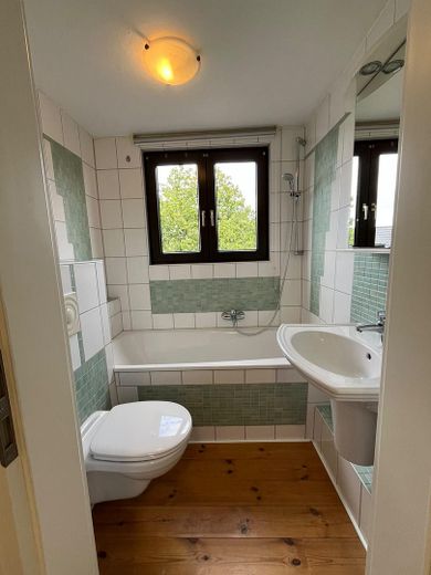 Charmante Dachgeschosswohnung mit neuer Einbauküche – ruhige Lage in Heiligenhaus – Badezimmer