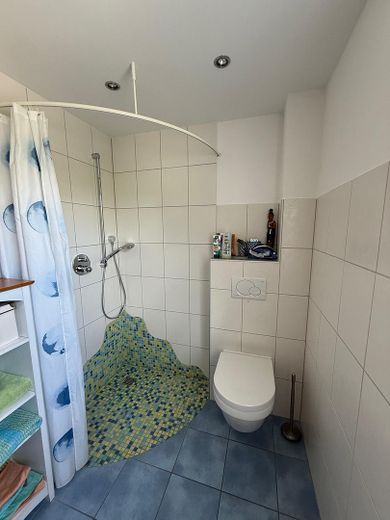 Gästebad mit Dusche in EG