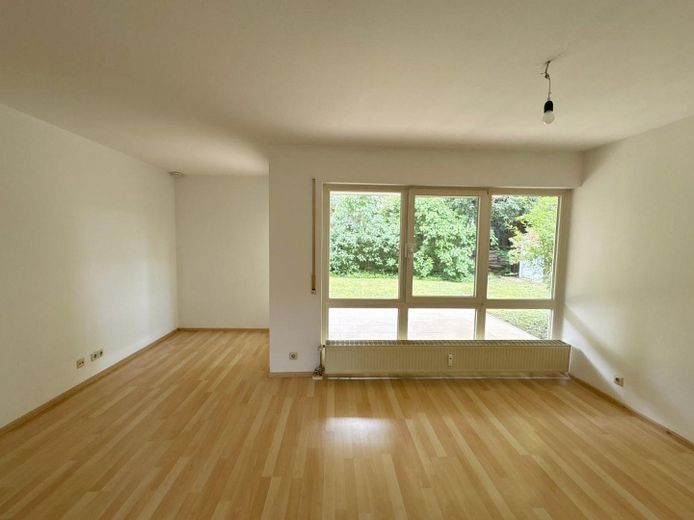 Friendly 2-room apartment in an excellent location with garden – Wohnzimmer, Blick zum Garten