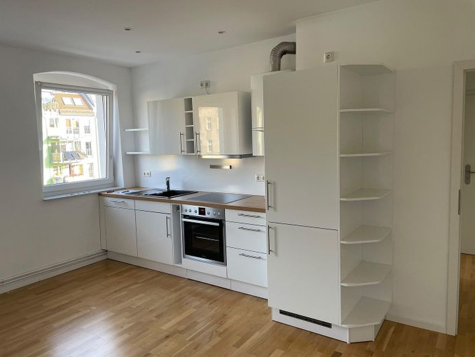 Helle hochwertig renovierte Altbau-Wohnung Nähe Prenzlauer Berg – Blick auf die Einbauküche