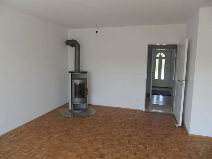 Direct intrekken in uw eigen huis met tuin aan de rand van München – Wohnzimmer mit Holzofen