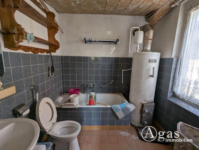 Schmuckstück im Dornröschenschlaf: Einfamilienhaus mit Einliegerwohnung + Nebengelass in Biesenthal – Bad Erdgeschoss