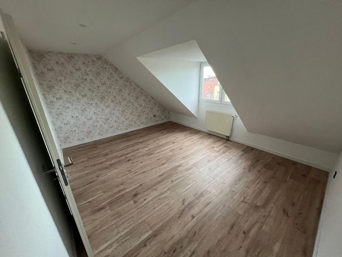 Modernes High-Tech-Wohnen: Reihenendhaus mit smarthome-Komfort & Gartenoase – Schlafzimmer Links DG
