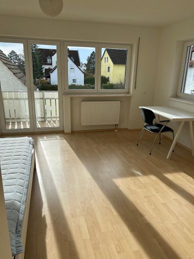 Zimmer mit ca. 20qm mit Balkon