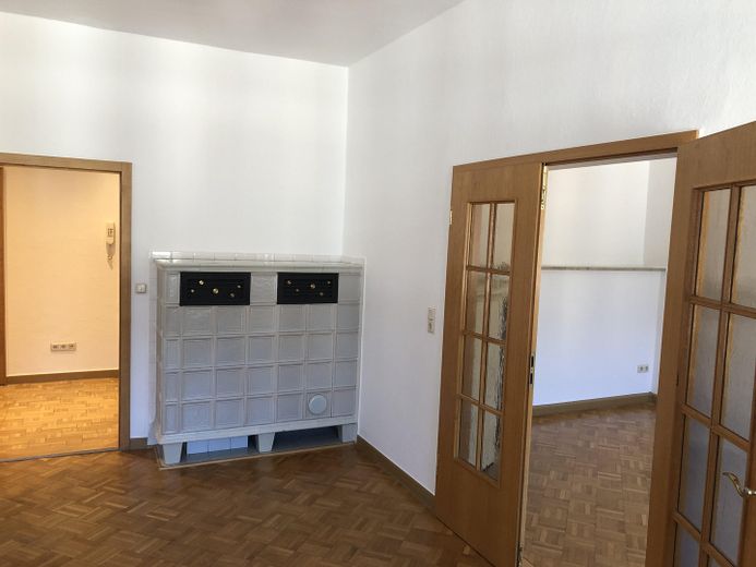 Neuwertige Wohnung mit vier Zimmern, Vollbad und EBK, Traumterrasse in Freiberg – Wohnzimmer 1