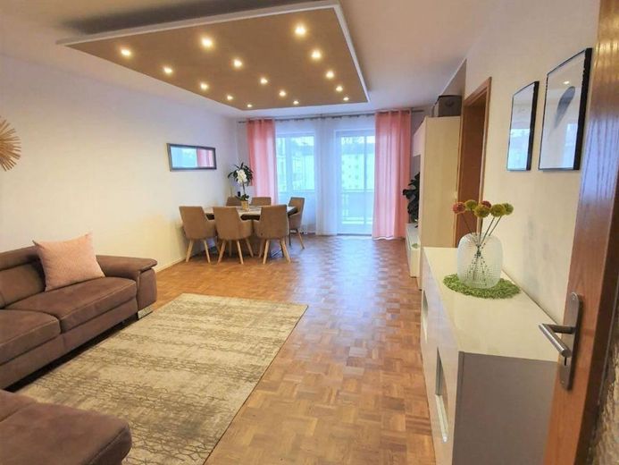 4-Zimmer-Wohnung mit hochwertiger EBK in Waldkraiburg – Wohnzimmer