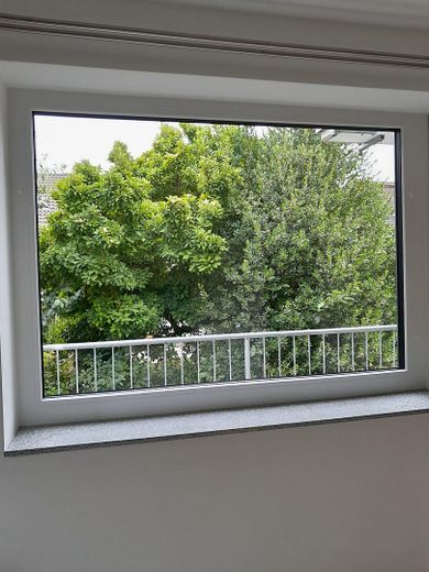 First occupancy after complete renovation/bright apartment approx. 43 m²/in the greenery with balcony/6 min walk to Westpark – Aussicht Wohnbereich