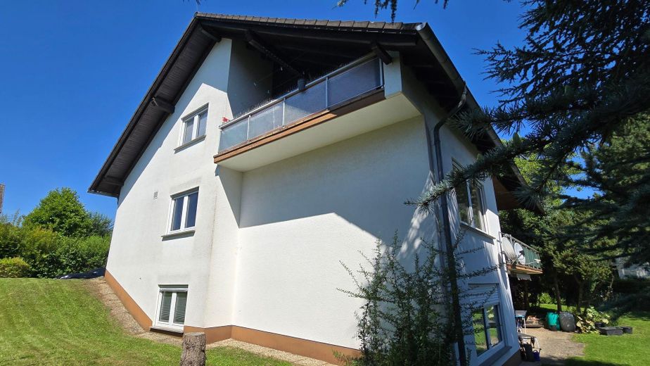 Bezugsfrei & provisionsfrei: Flexibles Dreifamilienhaus in Weilburg – Gibelseite