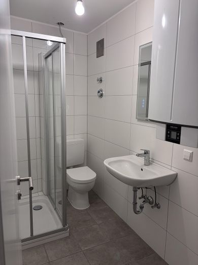 Erstbezug nach Renovierung: Moderne 2ZKB mit großer Dachloggia, EBK und Stellplatz – Duschbad mit LED Spiegel
