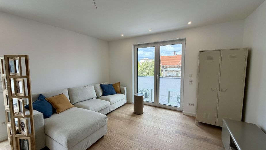 Kernsaniertes Apartment bei der Outletcity 3 % Neubau AfA + KfW-Förderkredit mit Tilgungszuschuss – Wohnbereich